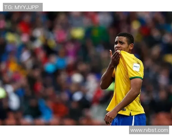 揭秘足球明星背后的真实姓名与故事，了解他们的成长历程与职业生涯